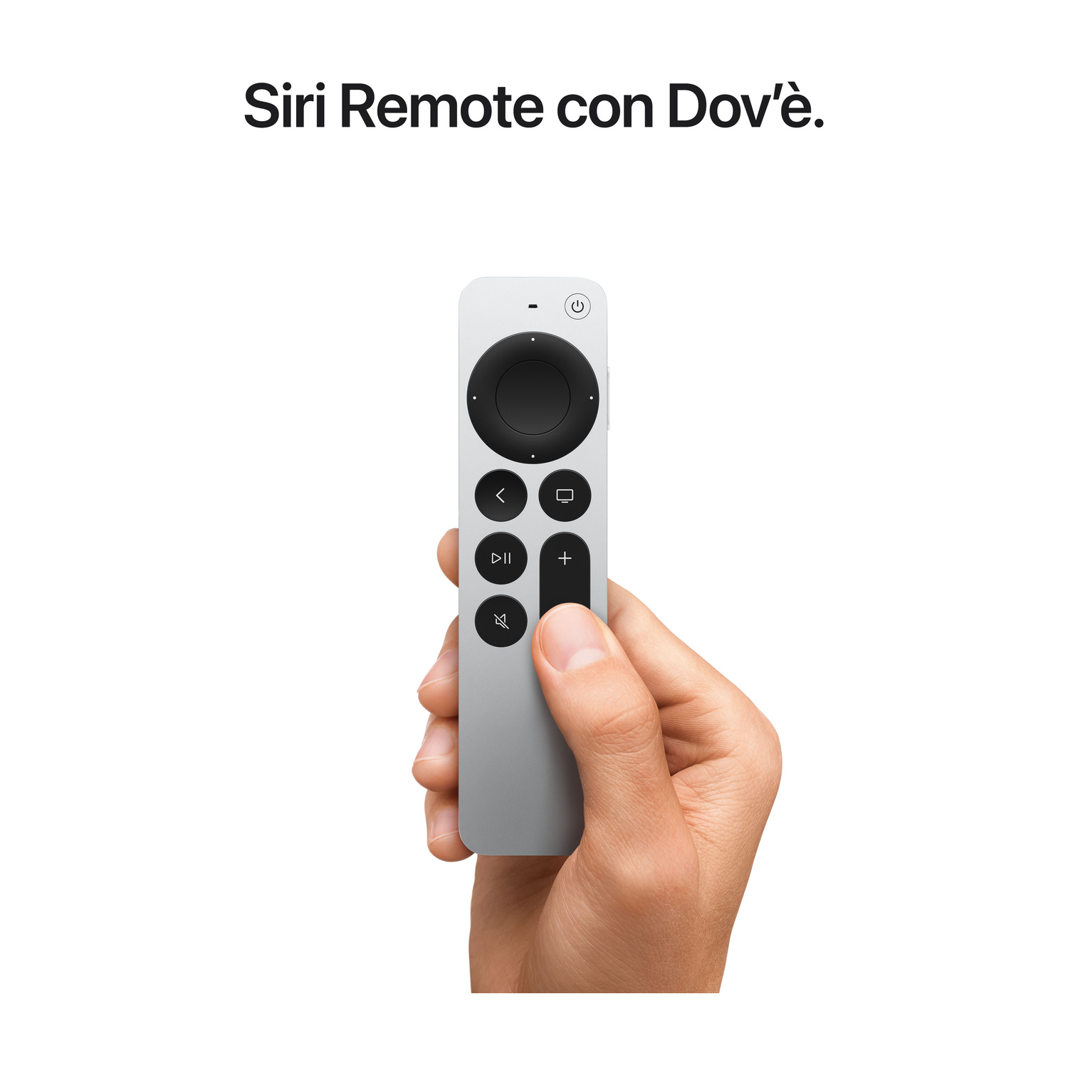 Una mano tiene un Siri Remote argento con tasti neri su sfondo bianco.