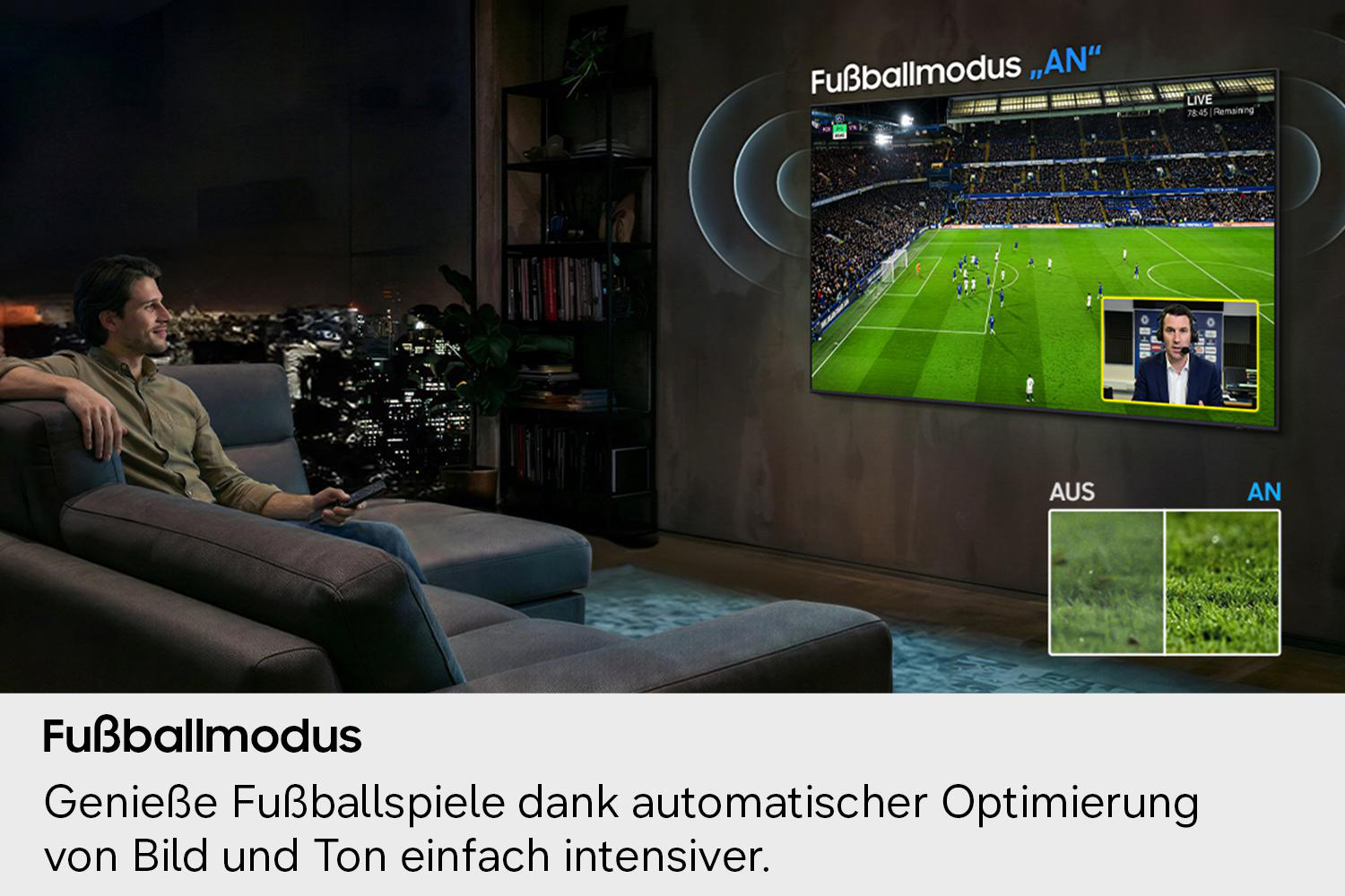 Ein Mann sitzt auf einer Couch und schaut ein Fußballspiel auf einem großen Fernseher an.