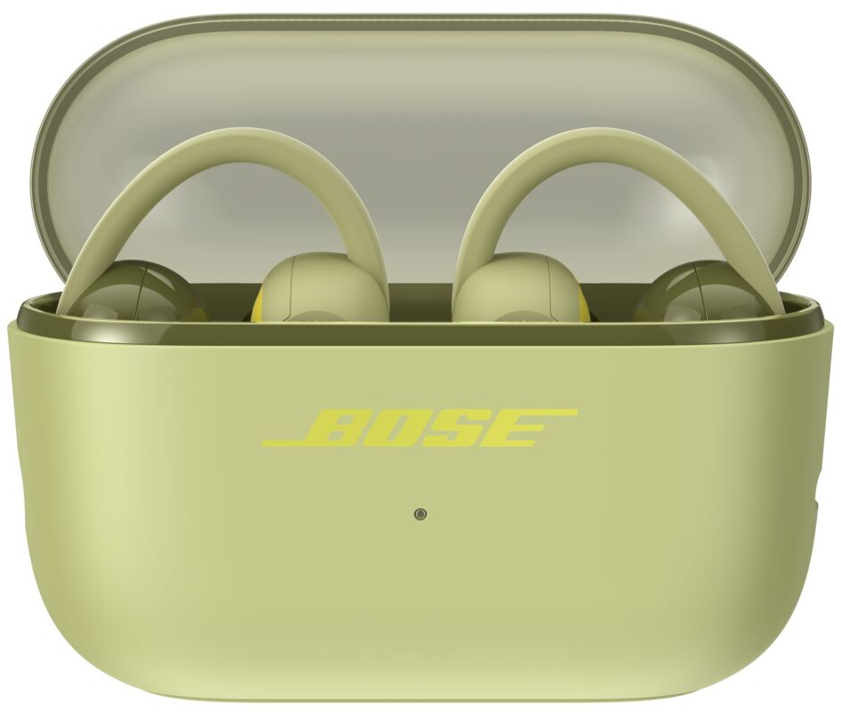 Écouteurs Bose vert olive avec crochets d'oreille dans leur étui de charge ouvert sur fond blanc.