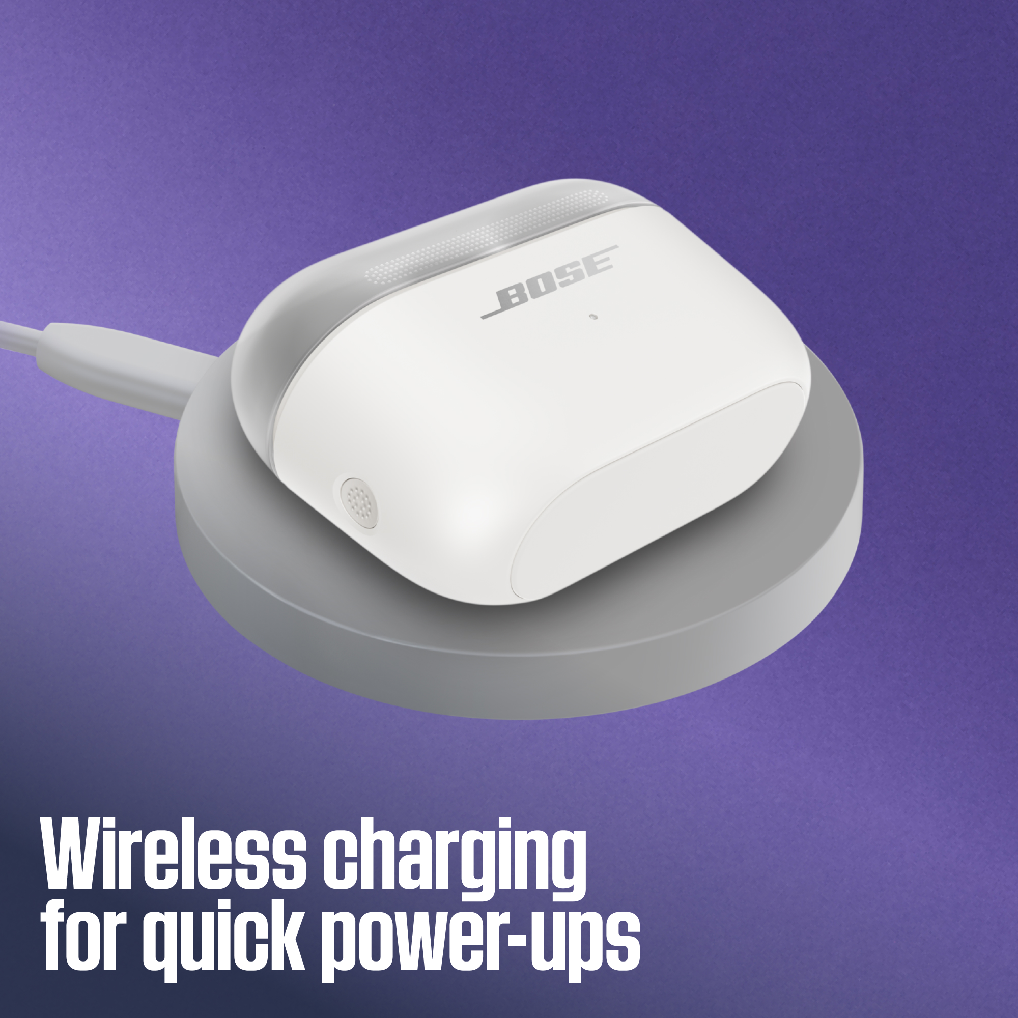 Un étui d'écouteurs Bose blanc en charge sans fil sur un socle gris sur fond violet.