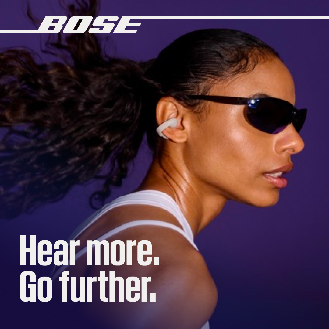 Une femme portant des lunettes de soleil et des écouteurs court sur un fond violet. La marque Bose est visible.