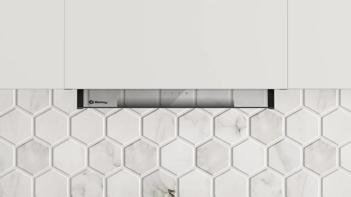 Una campana extractora Balay blanca montada frente a una pared de azulejos de mosaico de mármol hexagonal blanco.