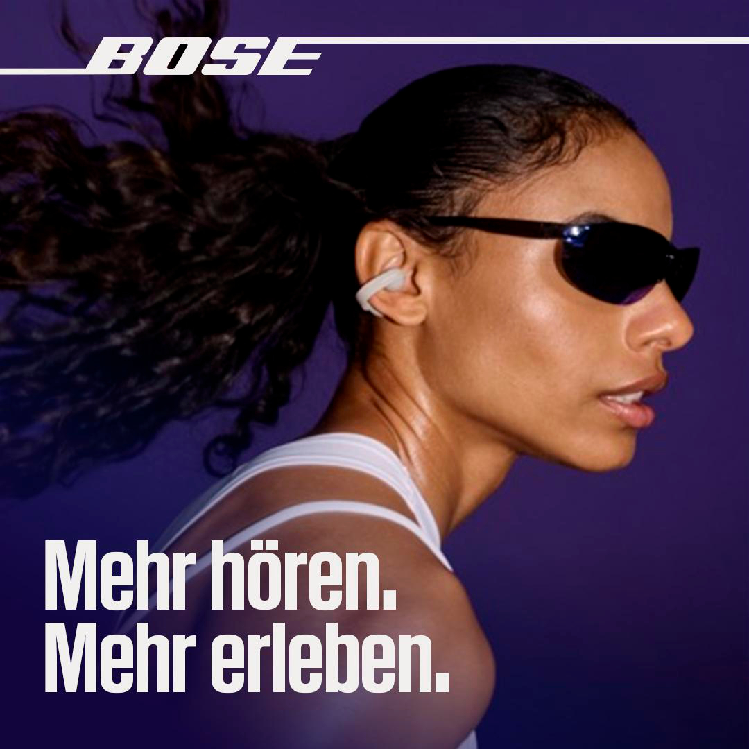 Eine Frau mit Sonnenbrille und offenen Ohrhörern vor lila Hintergrund mit Bose-Branding.