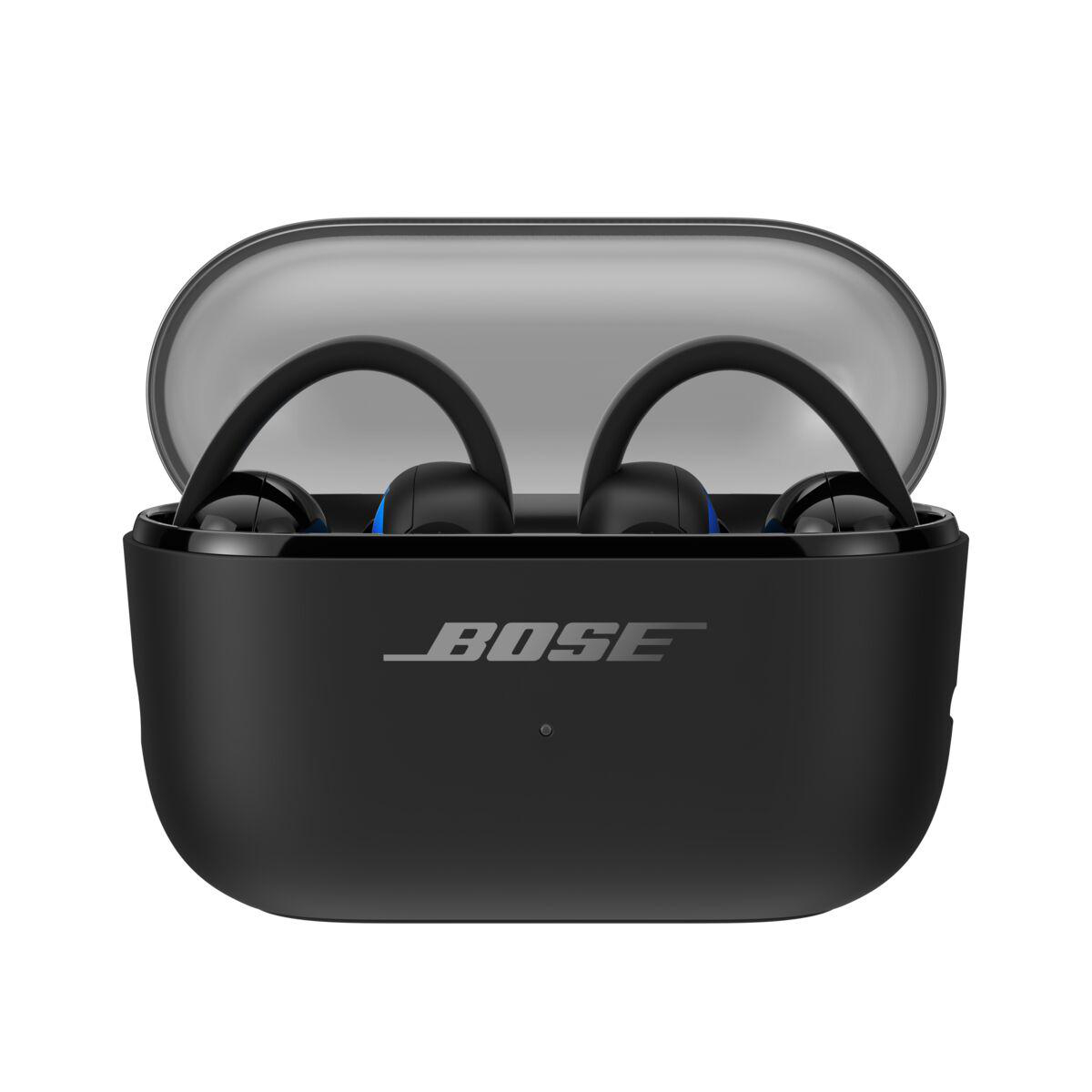 Schwarzes Bose Ladecase mit geöffnetem Deckel, darin befinden sich drahtlose In-Ear-Kopfhörer.