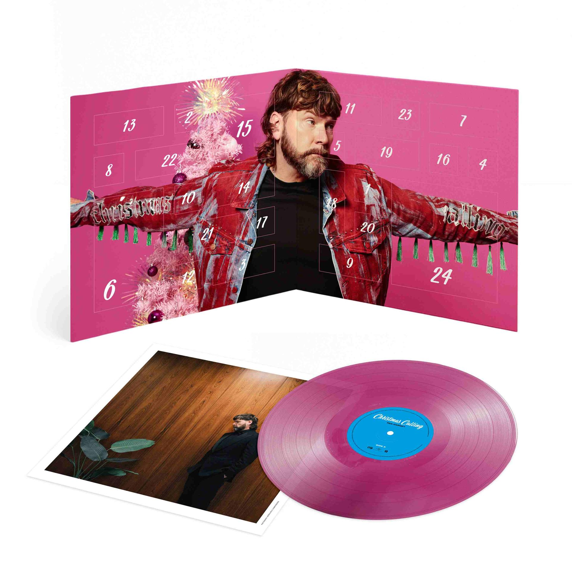 Ein rosafarbener Weihnachtskalender, ein beiliegendes Inlay und eine pinke Vinyl-Schallplatte.