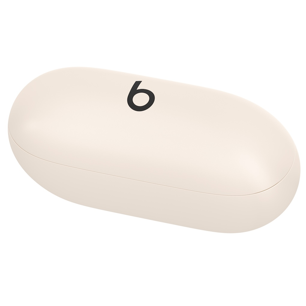 Un estuche de auriculares Beats beige cerrado con un logotipo negro sobre fondo blanco.