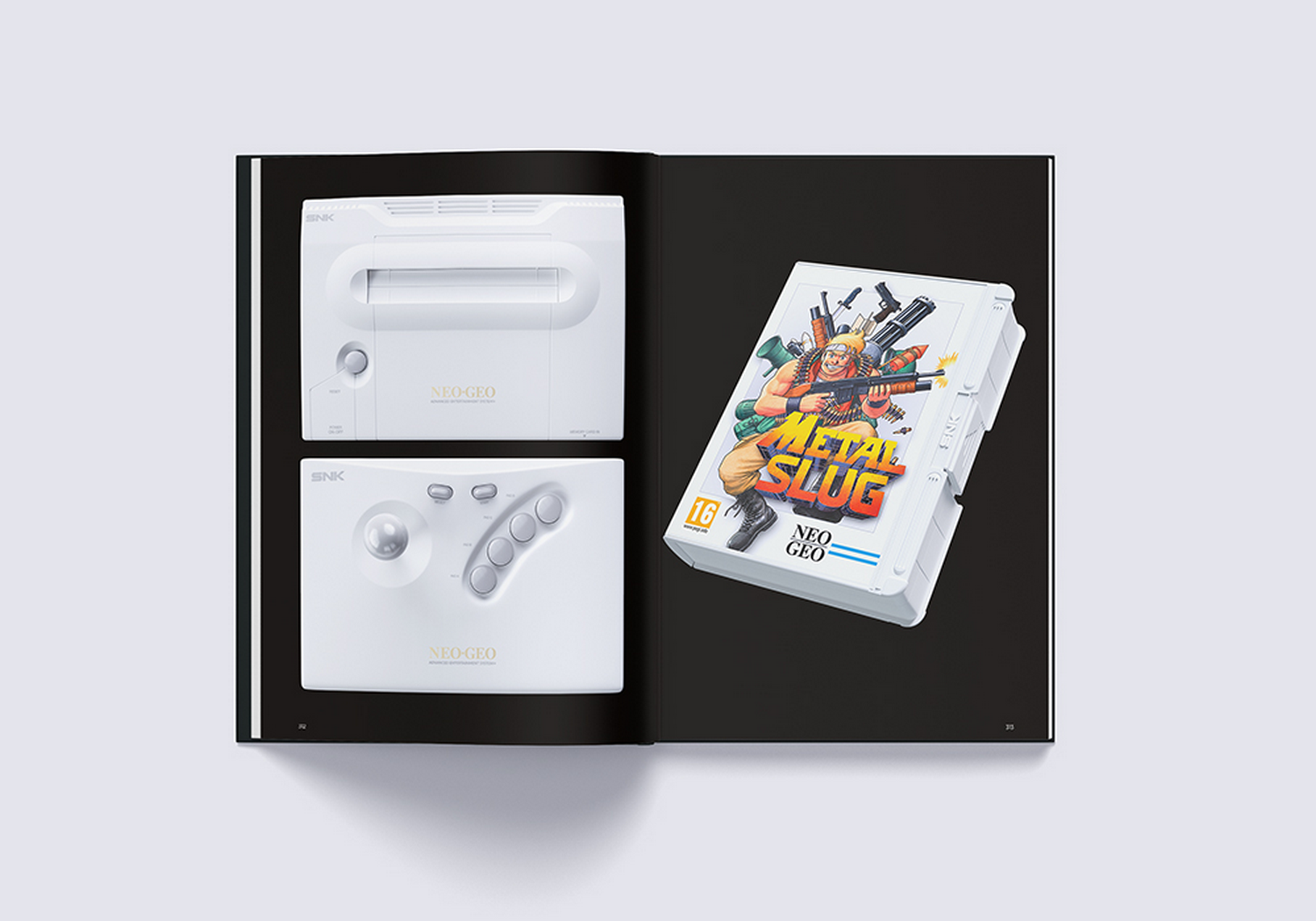 Un libro abierto muestra una consola Neo Geo blanca, un mando y un cartucho de Metal Slug.