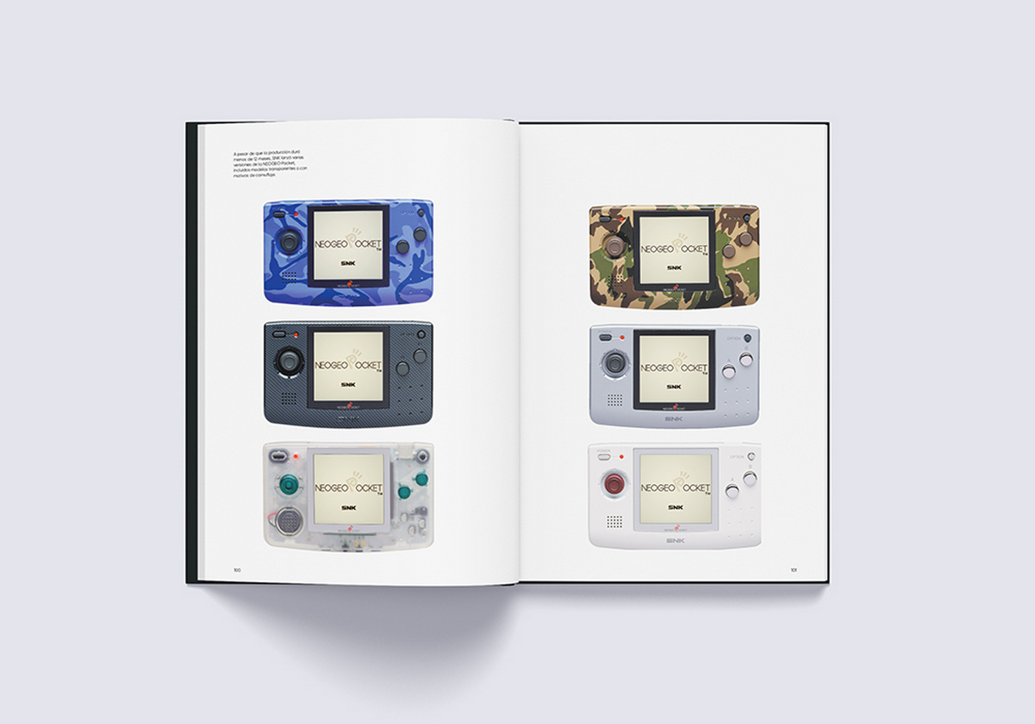 Un libro abierto muestra seis variaciones de color y diseños diferentes de la consola portátil Neo Geo Pocket.