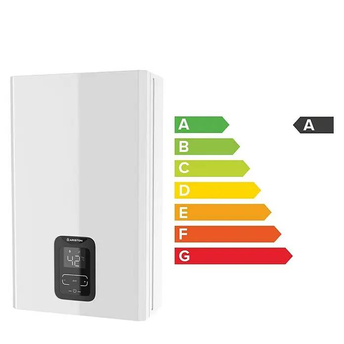 Una caldera blanca Ariston con pantalla digital y clasificación de eficiencia energética A.