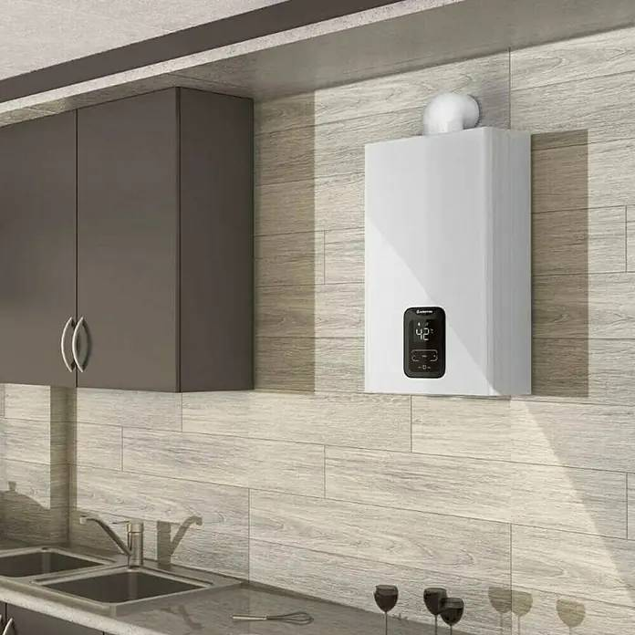 Un calentador de agua blanco cuelga de una pared de madera en una cocina moderna con gabinetes oscuros.