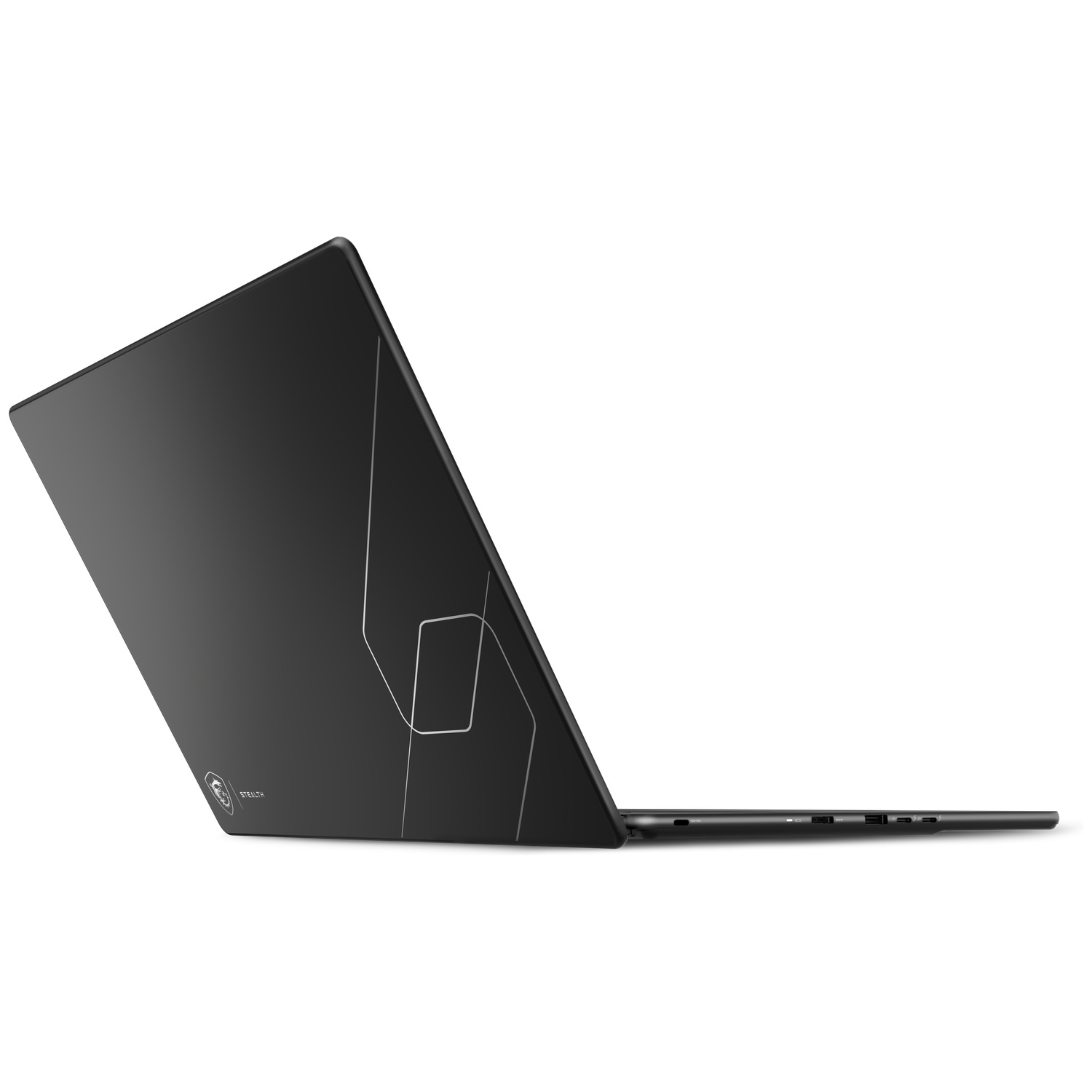 Zwarte MSI Stealth laptop met geometrische lijnen op het deksel en poorten aan de zijkant op wit.