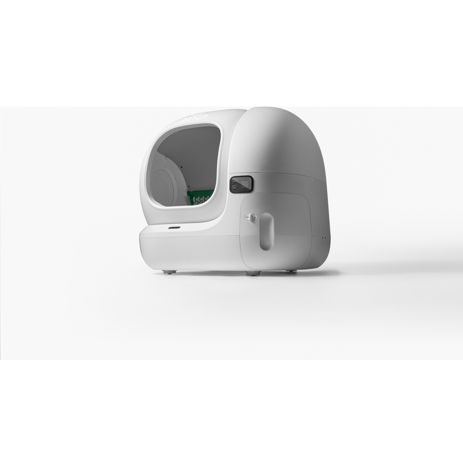 Litière automatique blanche moderne pour chat avec entrée ouverte et écran numérique sur fond blanc.