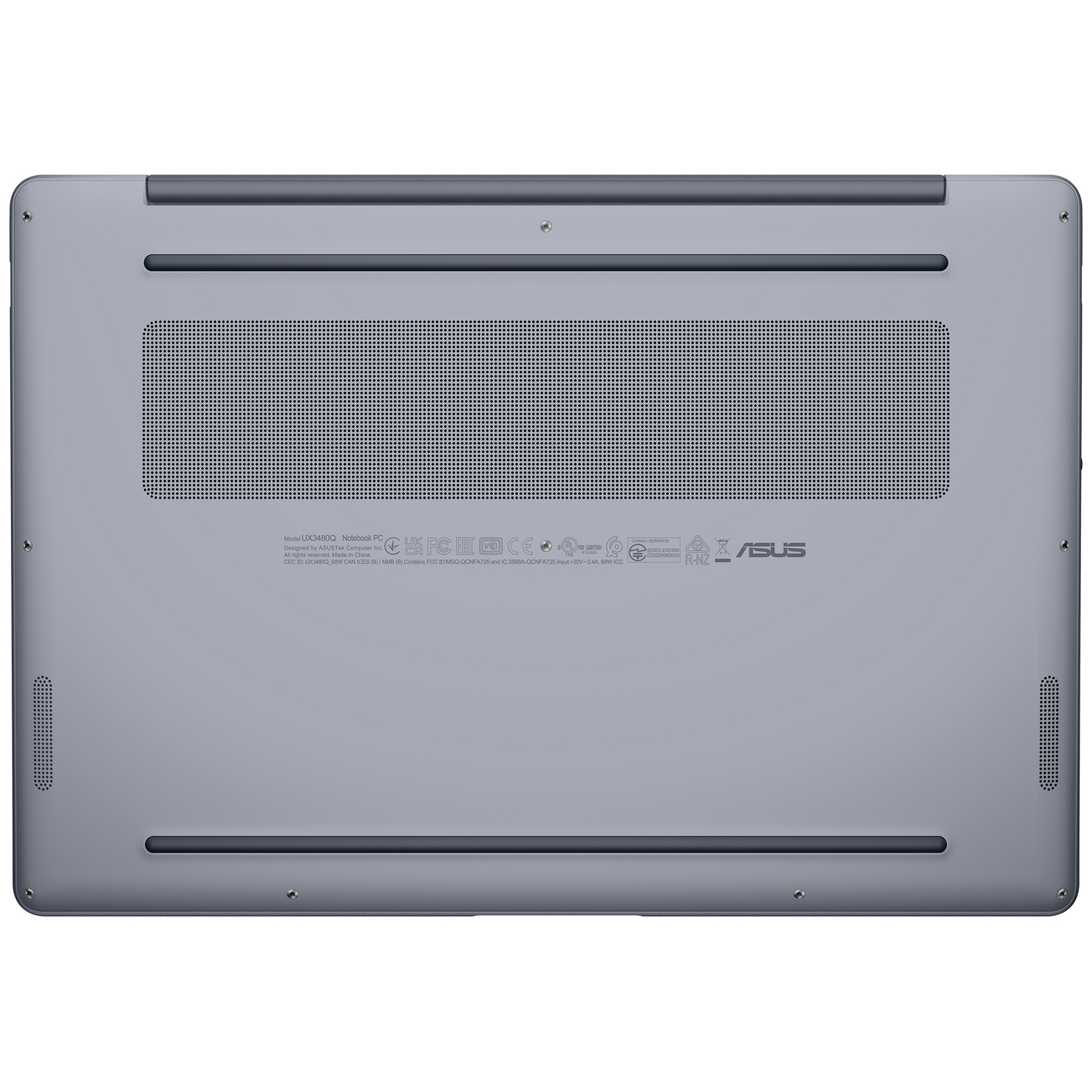 De zilveren onderkant van een ASUS-laptop toont ventilatieroosters, rubberen voetjes en logo's.
