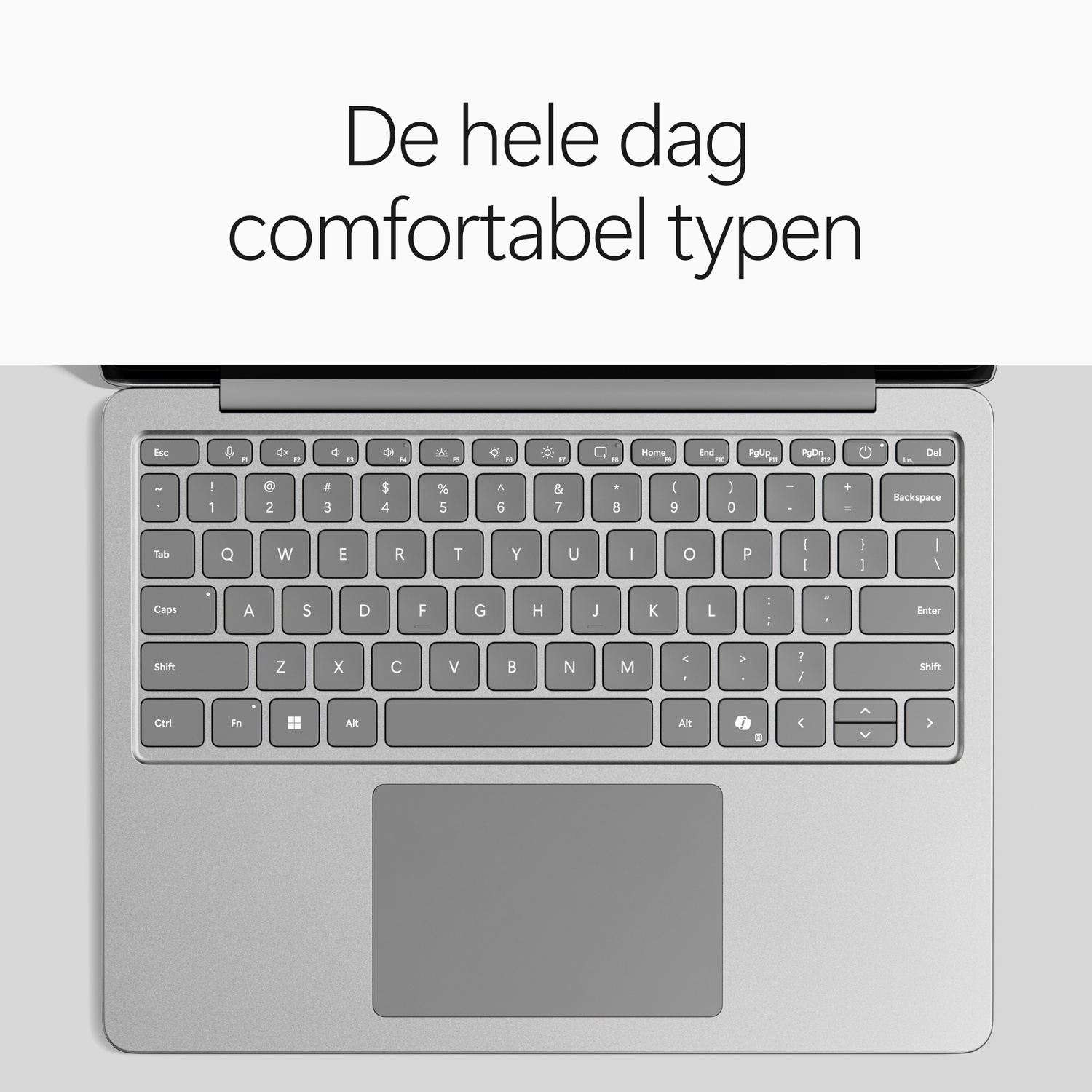 Grijze laptoptoetsenbord met QWERTY-indeling en touchpad tegen een witte achtergrond.