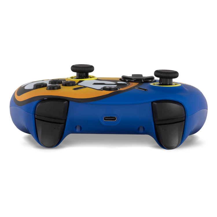 Un mando de videojuegos azul y amarillo con un puerto USB-C en la parte inferior, sobre fondo negro.