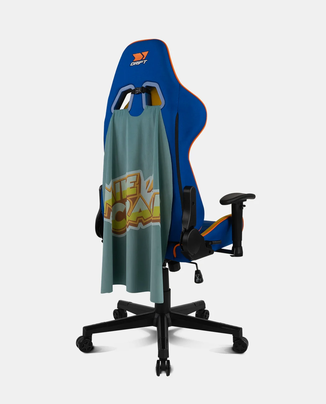 Una silla gamer azul con detalles naranjas y una tela estampada sobre el respaldo contra un fondo blanco.