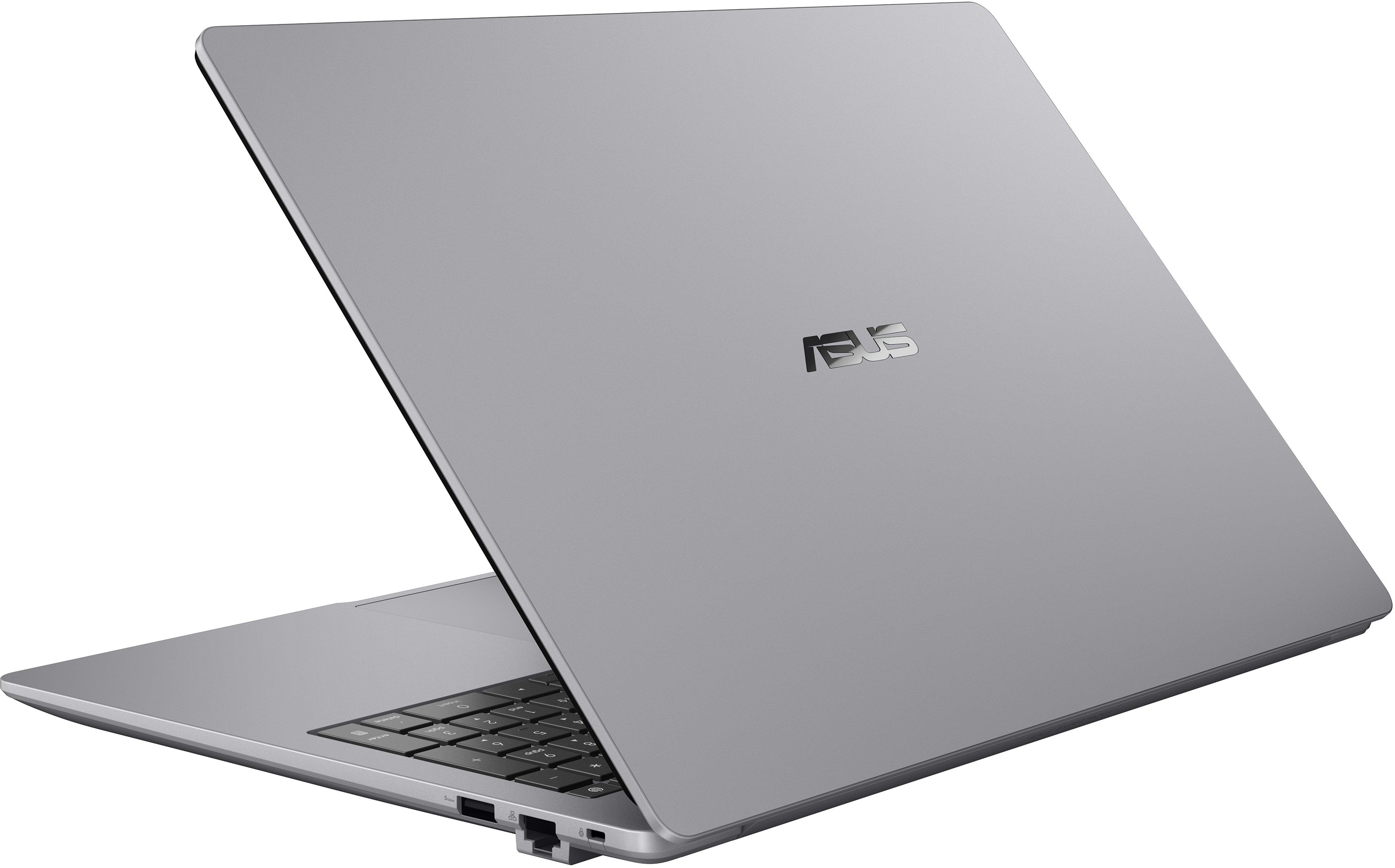 Egy ezüstszínű ASUS laptop fehér háttéren, félig nyitva, látható billentyűzettel és portokkal.