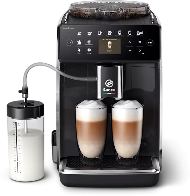 Saeco kávégép tejtartállyal és két pohár latte macchiatóval.