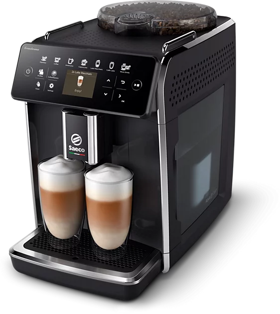 Modern fekete Saeco kávéfőző digitális kijelzővel, amely két pohár latte macchiatot tölt.