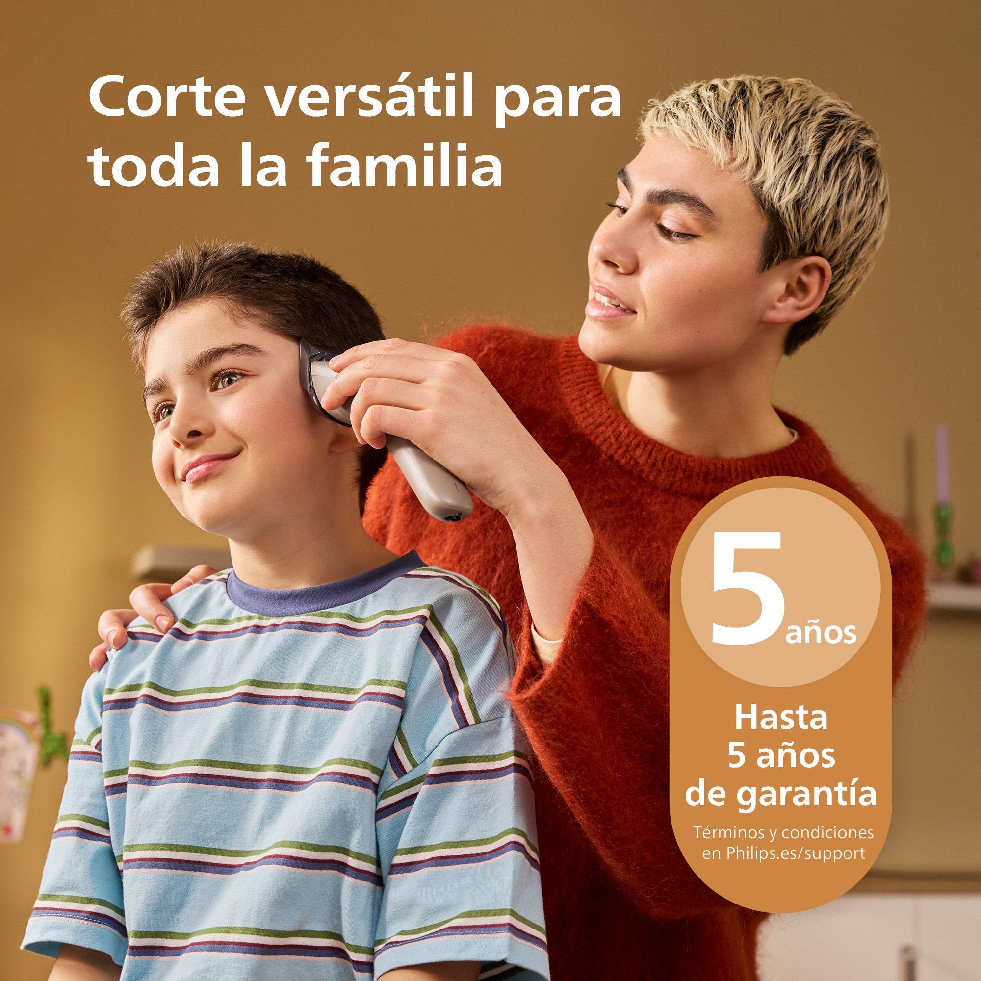Una persona corta el pelo a un niño con una maquinilla.