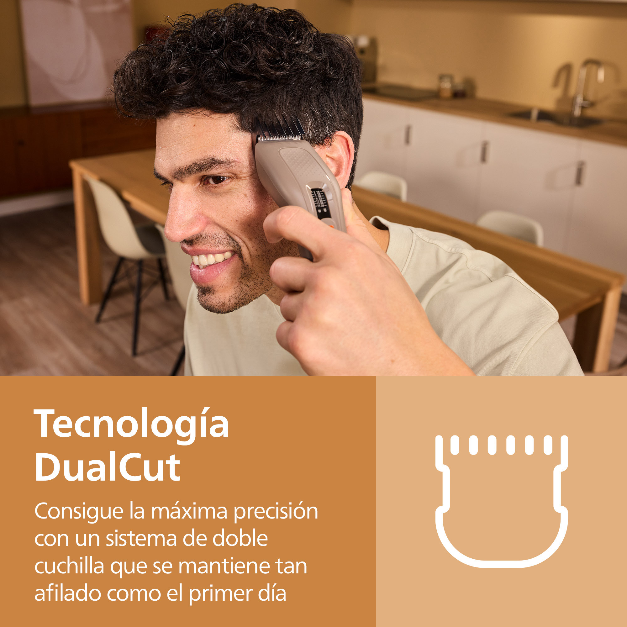 Un hombre sonriente se corta el pelo en casa con una maquinilla gris.