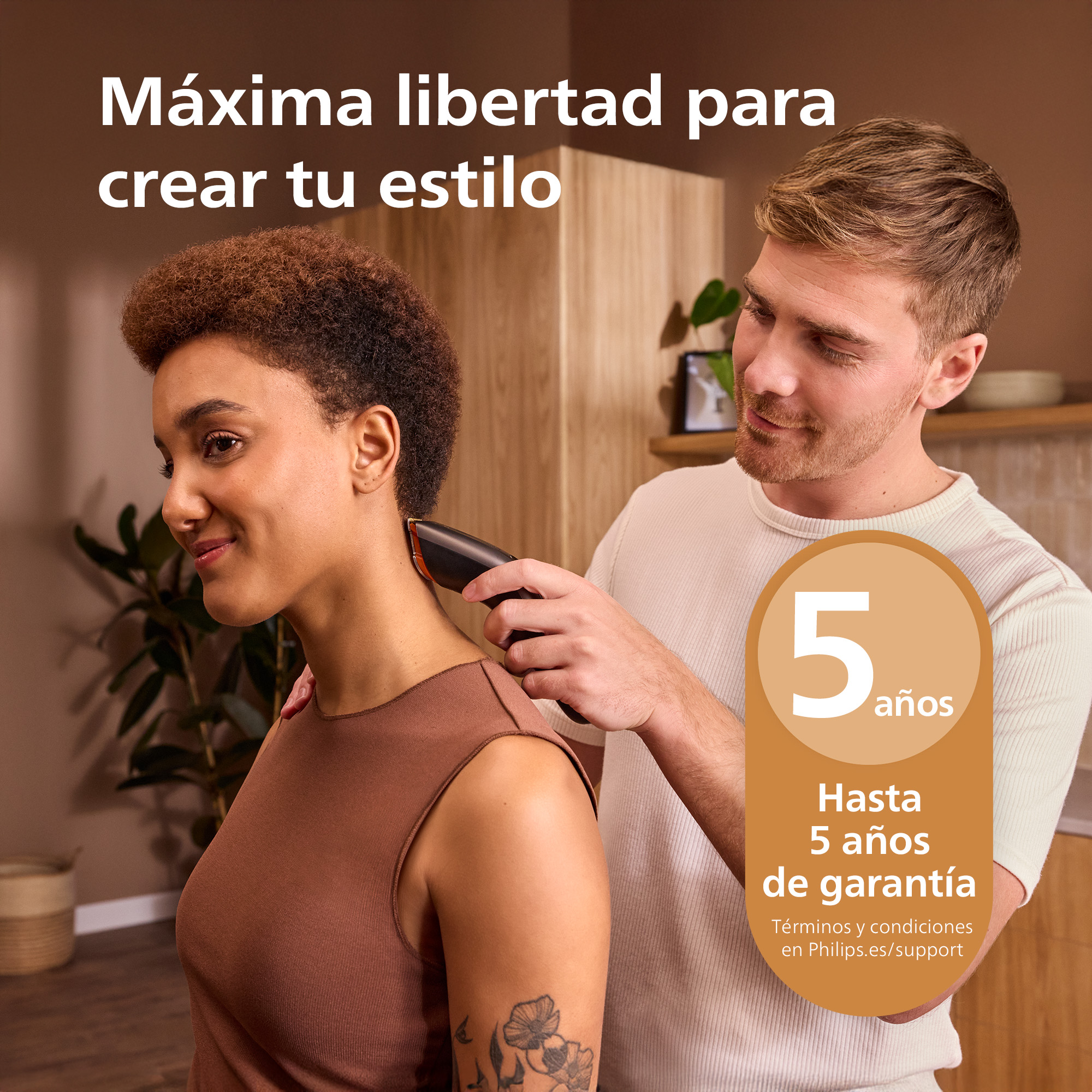 Un hombre afeita el cuello de una mujer con una maquinilla.