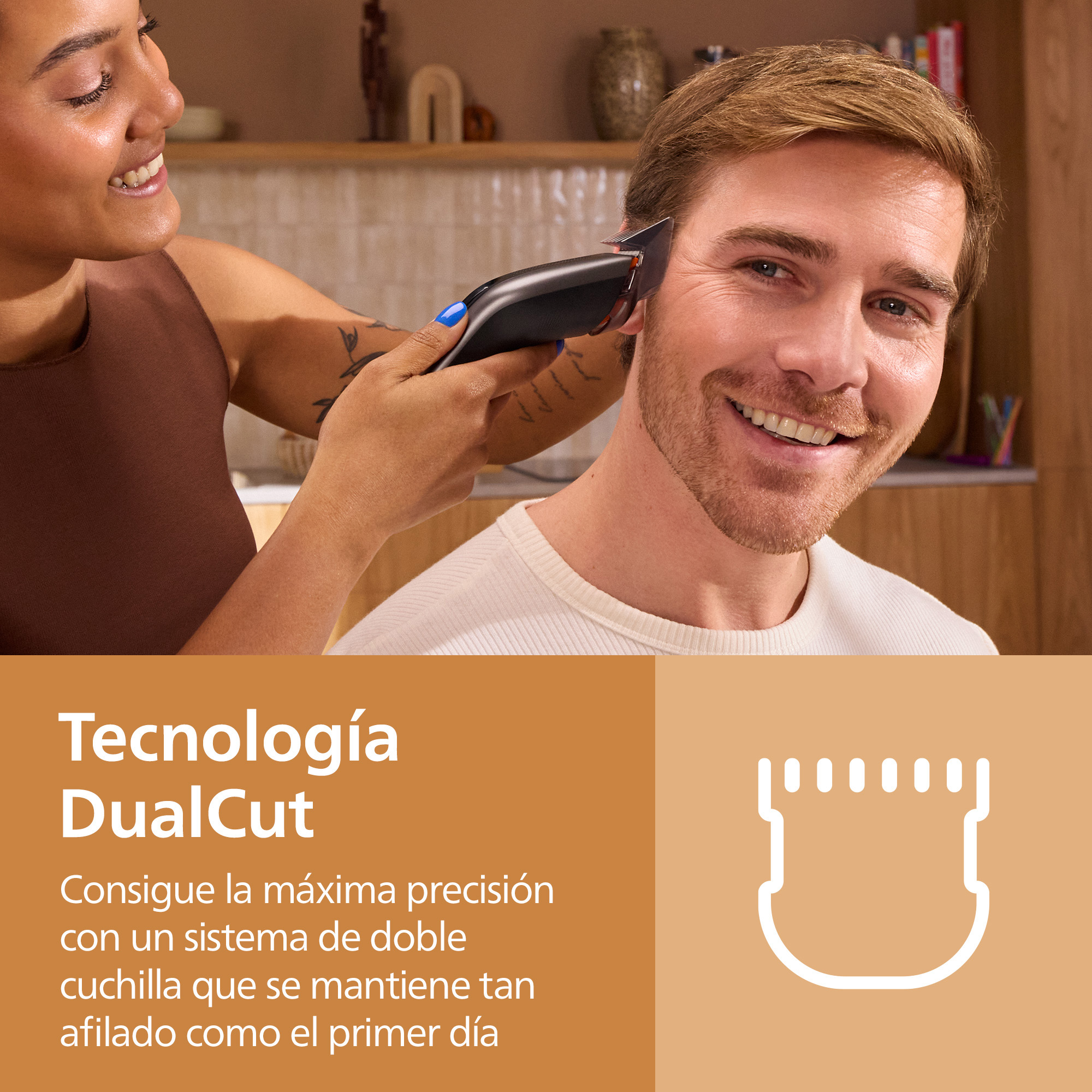 Una mujer sonriente recorta el pelo a un hombre sonriente con una maquinilla.