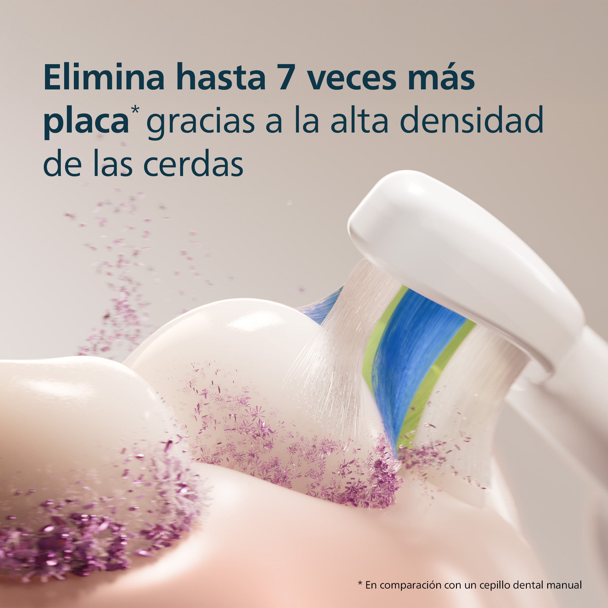 Un cepillo de dientes elimina la placa de los dientes brillantes.