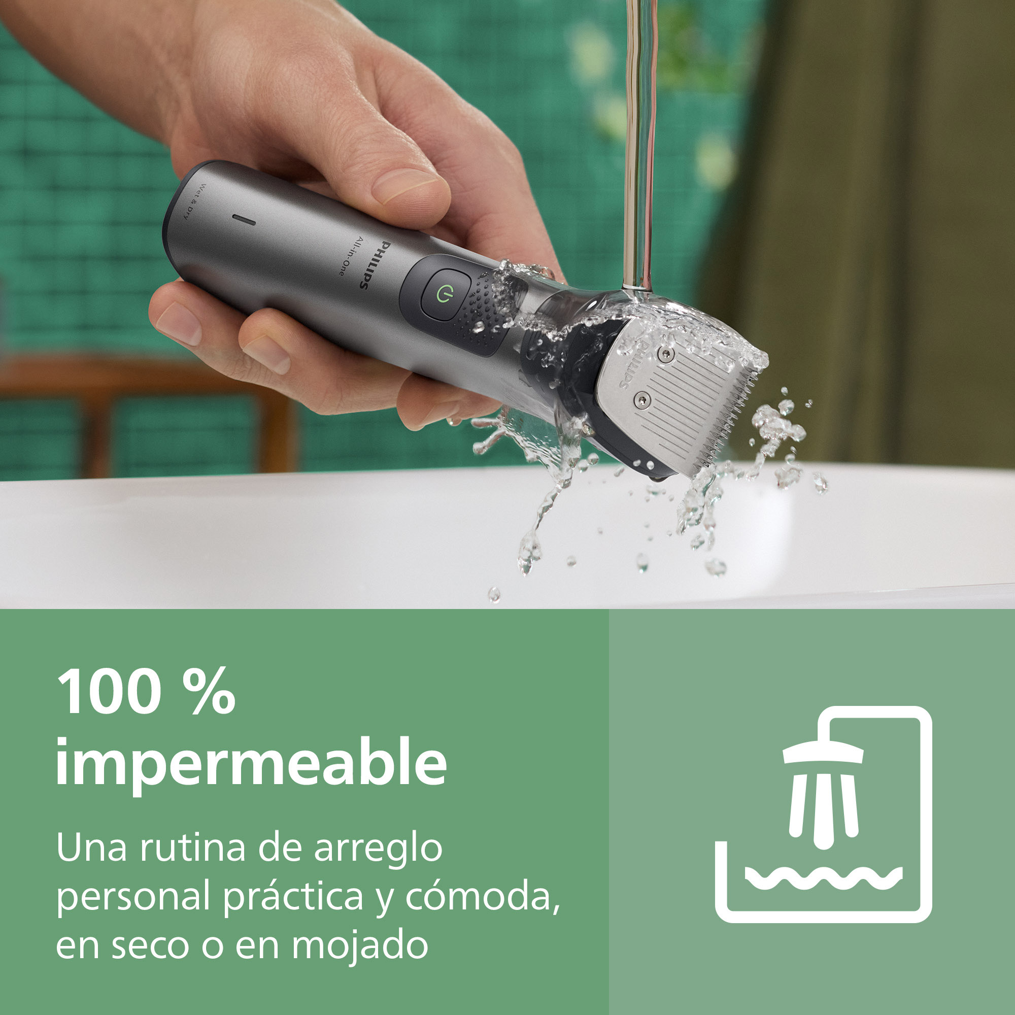 Una mano sostiene una recortadora Philips bajo agua corriente sobre un lavabo.