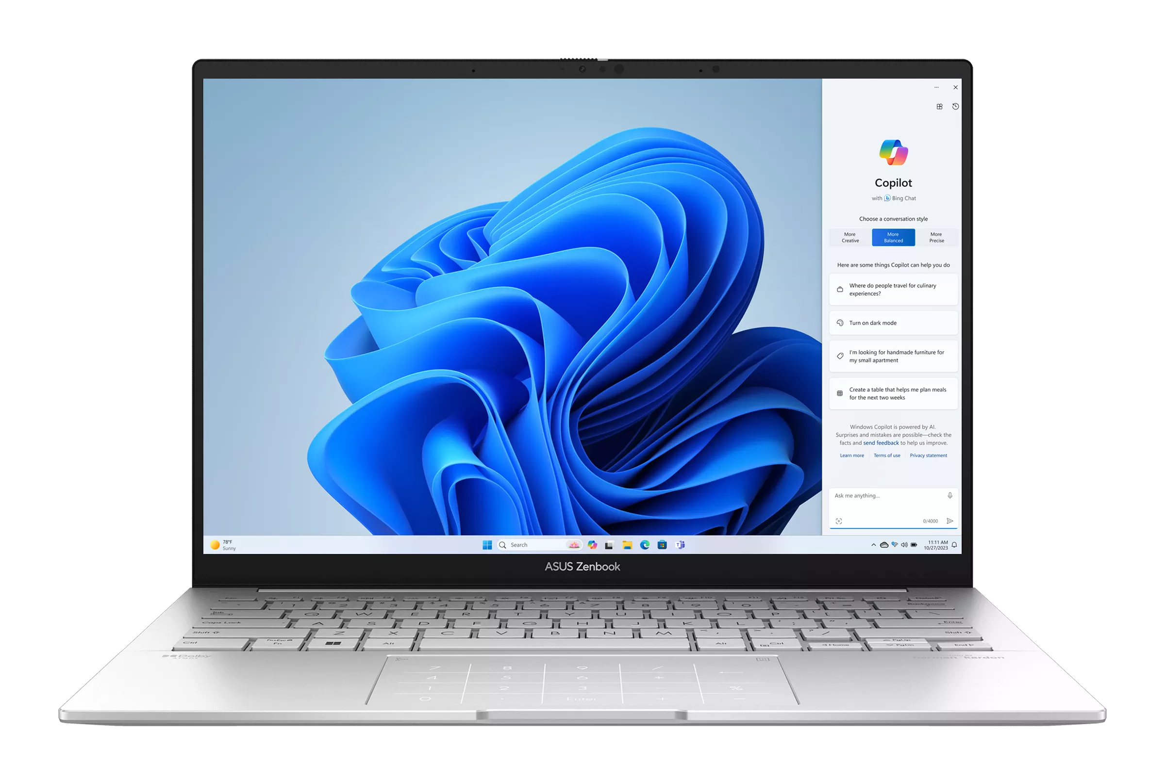 Laptop ASUS Zenbook z niebieską tapetą systemu Windows 11 i otwartym panelem bocznym Copilot.