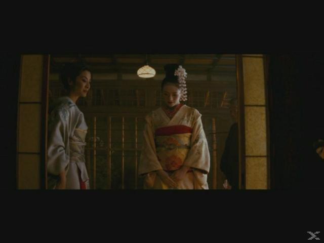 Zwei Frauen im Kimono stehen in einem traditionellen japanischen Raum, beleuchtet durch eine Pendelleuchte.