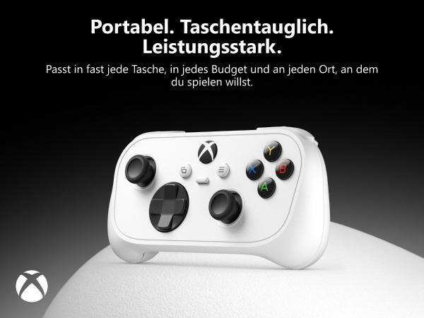 Weißer Xbox-Controller auf weißer Oberfläche vor schwarzem Hintergrund mit deutschem Werbetext.