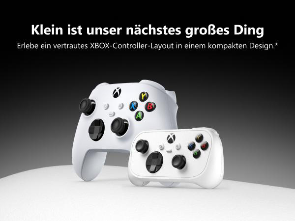 Zwei weiße Xbox-Controller, ein großer und ein kleiner, auf weißem Grund vor schwarzem Hintergrund.