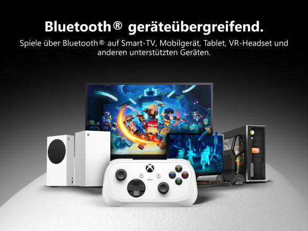 Weißer Xbox-Controller mit Konsole, Bildschirm und PC vor dunklem Hintergrund.