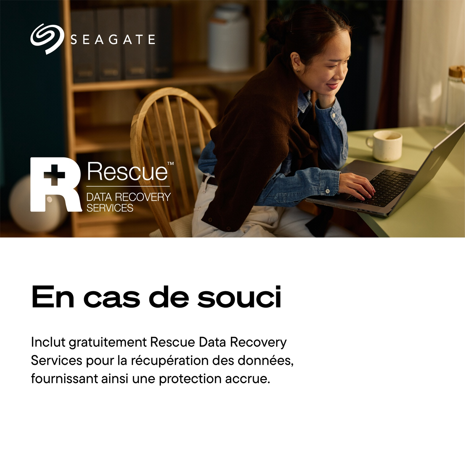 Une femme tape sur un ordinateur portable dans une pièce éclairée, avec le logo Seagate.