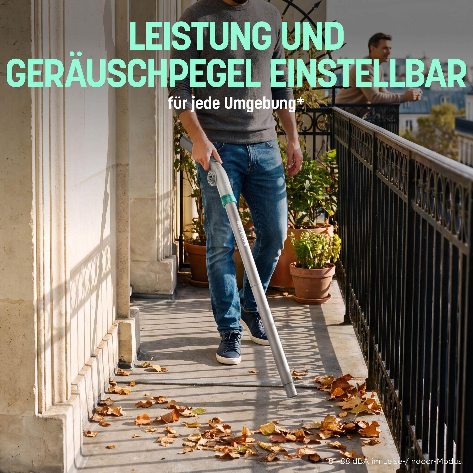 Ein Mann nutzt einen Akku-Laubbläser auf einem sonnigen Balkon mit Herbstlaub.