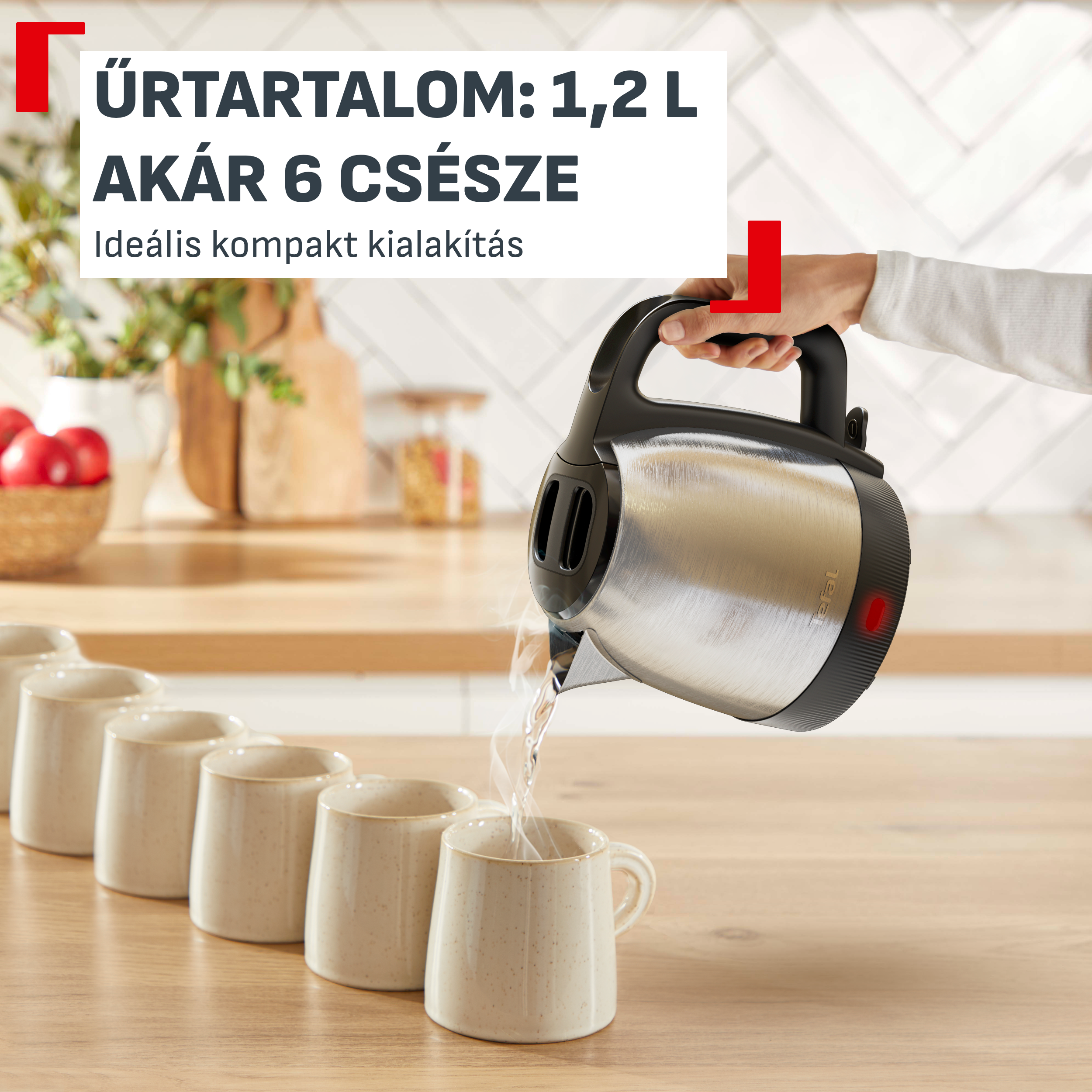 Egy személy forró vizet önt egy rozsdamentes acél vízforralóból bézs színű bögrékbe.
