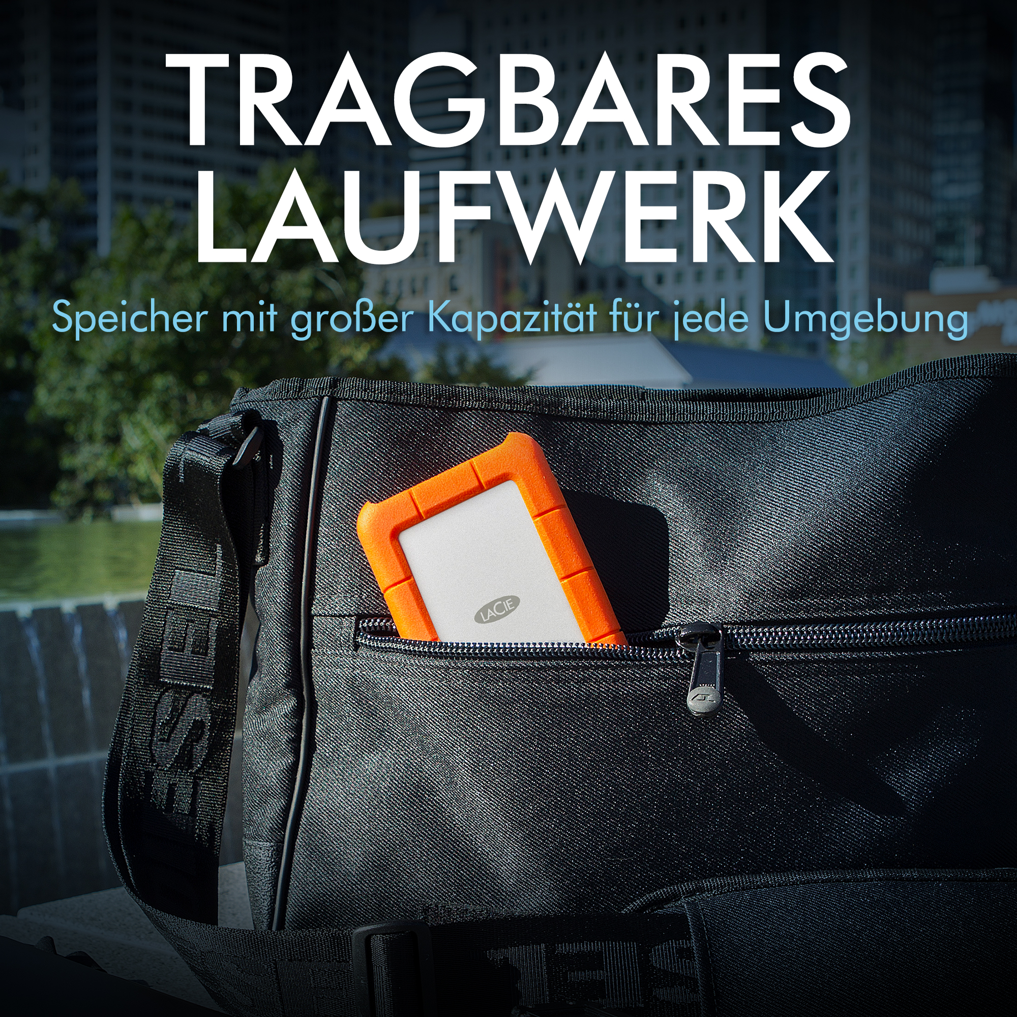 Ein tragbares LaCie-Laufwerk mit orangefarbener Hülle steckt in einer schwarzen Tasche vor einer Stadtkulisse.