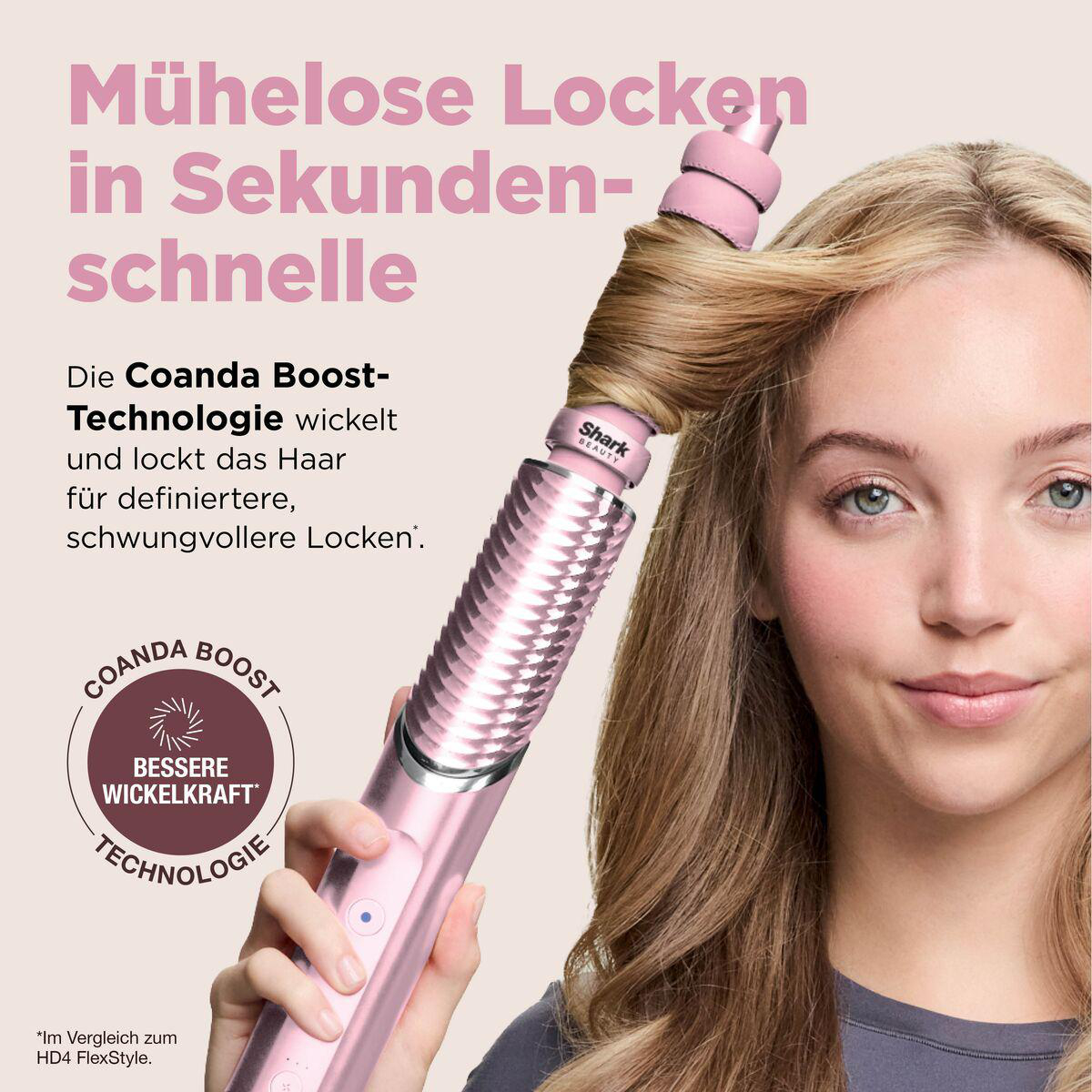 Eine Frau stylt ihr blondes Haar mit einem rosa Shark FlexStyle Styler und deutschem Werbetext.