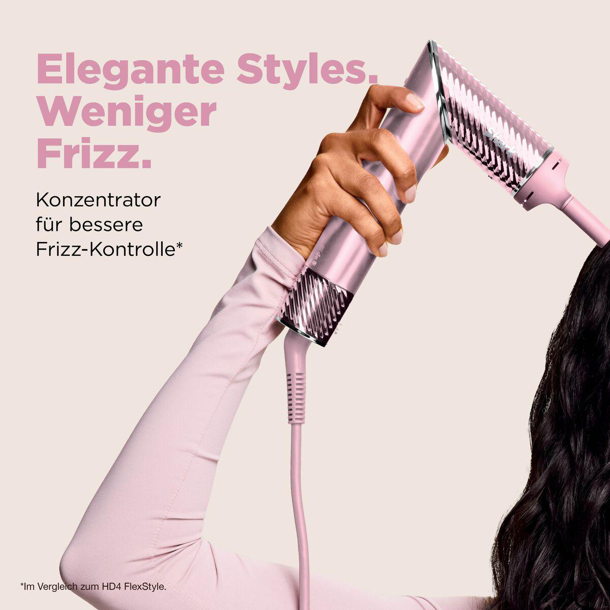 Hand hält einen pinken Haartrockner über welligem schwarzem Haar mit Text auf der linken Seite.