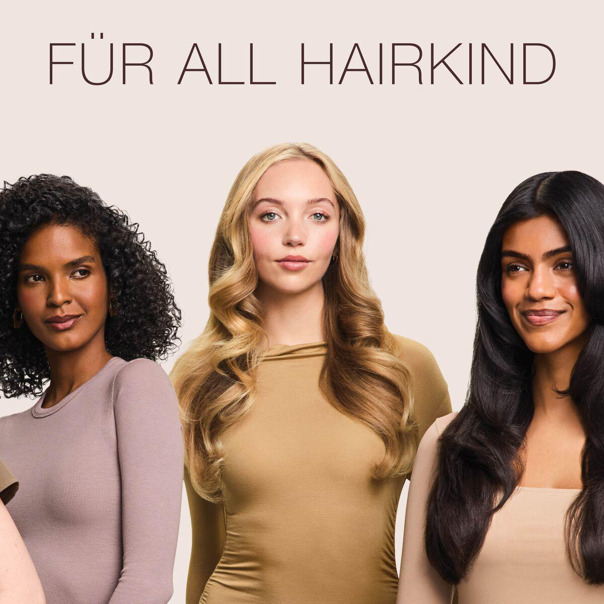 Drei Frauen mit unterschiedlichen Haartypen vor hellem Hintergrund mit dem Text Für all Hairkind.