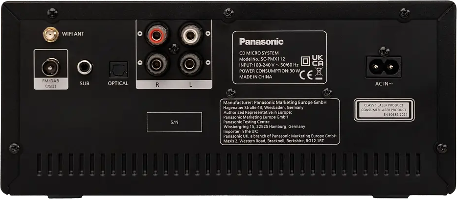 Egy Panasonic CD-mikrorendszer hátlapja különféle csatlakozókkal és címkékkel.
