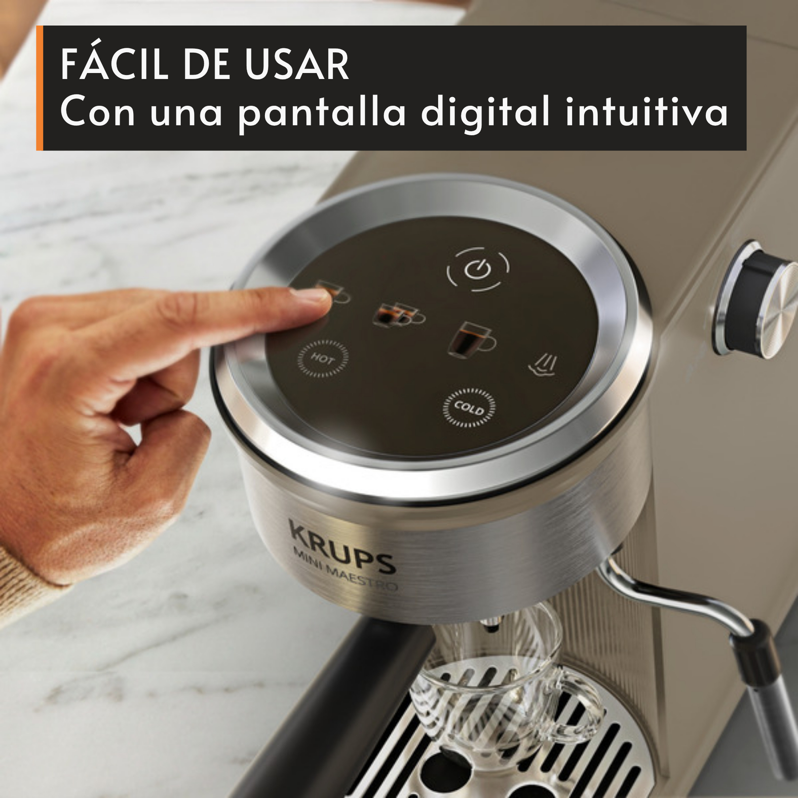 Mano toca la pantalla táctil digital de una cafetera espresso Krups Mini Maestro beige sobre una encimera de mármol.