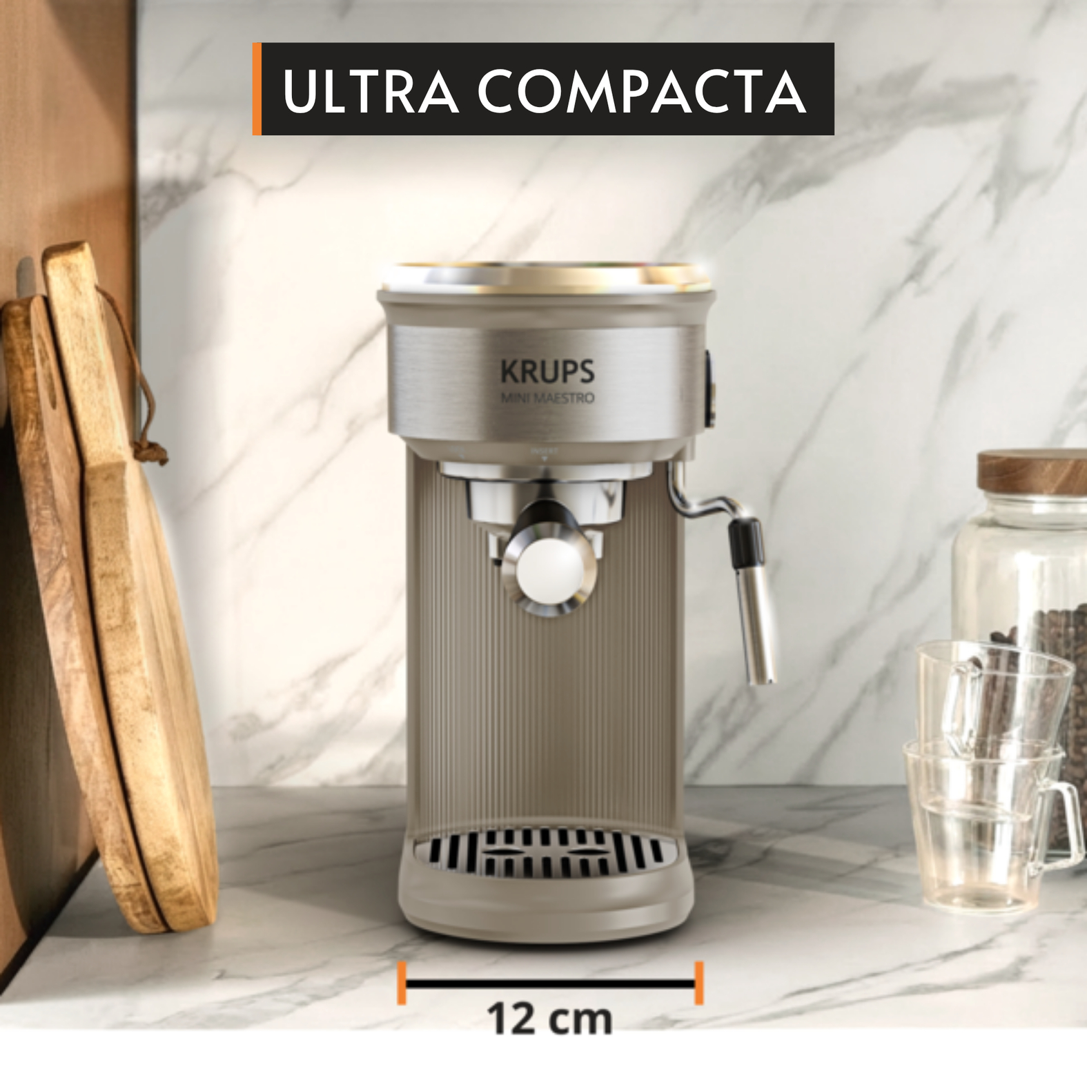 Cafetera Krups beige compacta en encimera de mármol con tablas de madera.