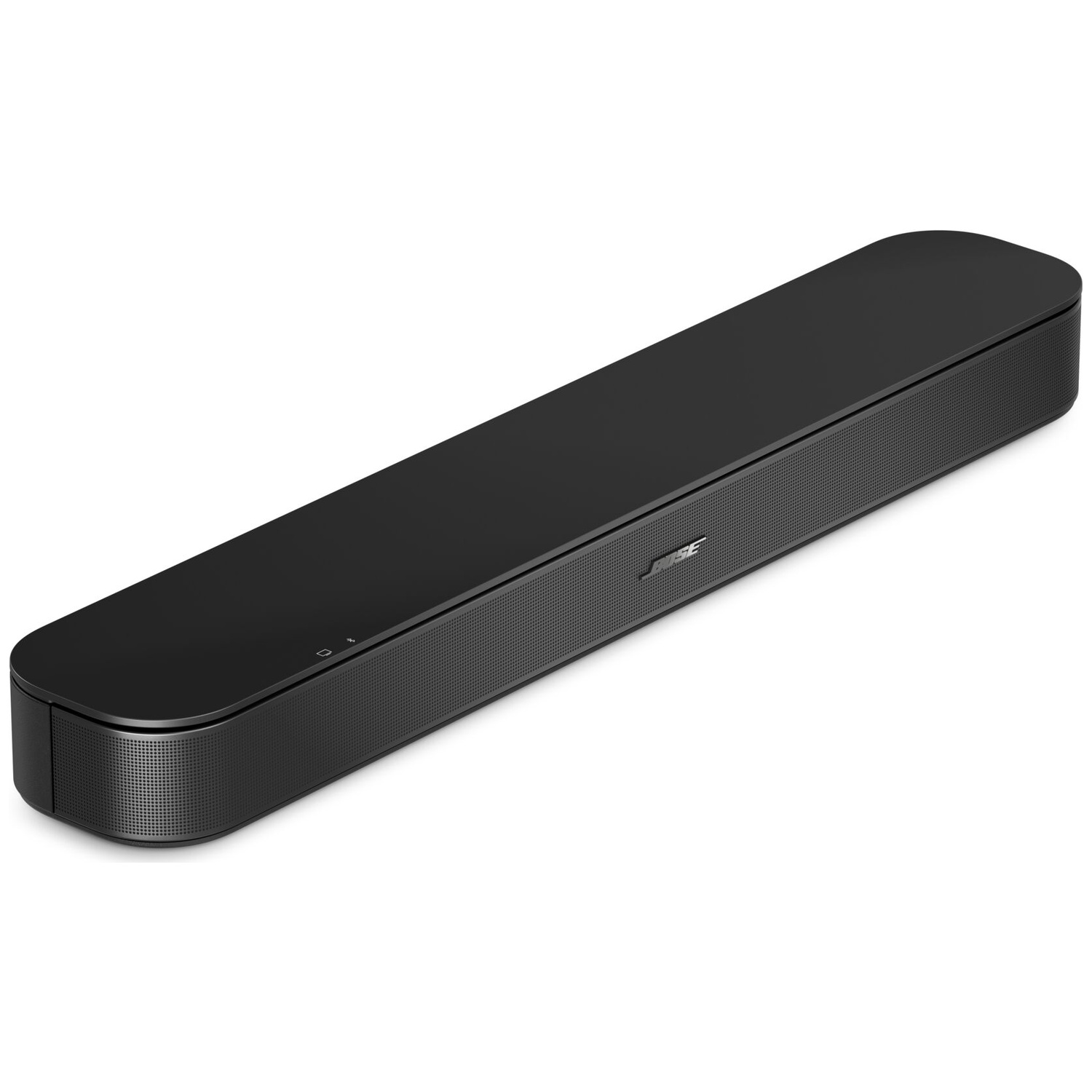 Een zwarte Bose soundbar staat schuin tegen een witte achtergrond.