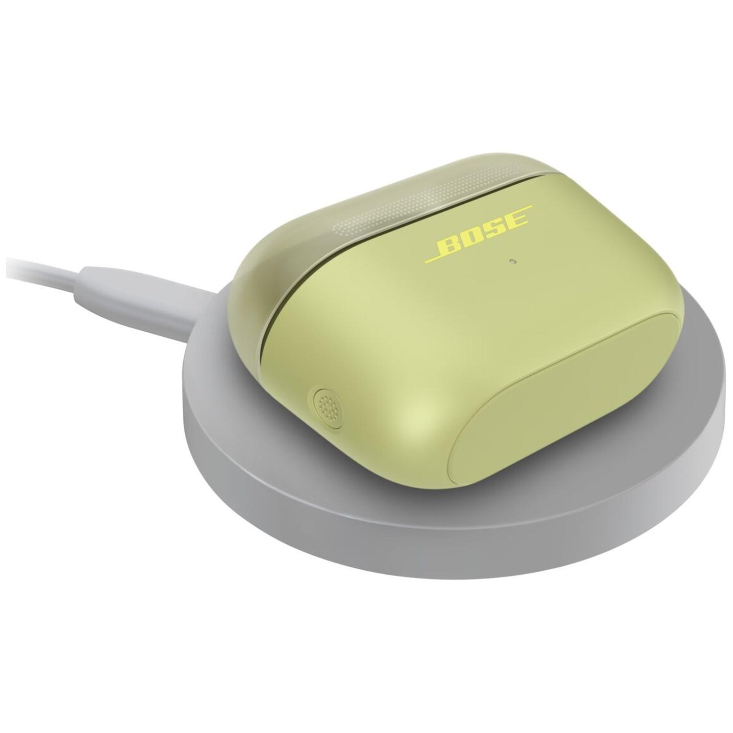 Un etui d'ecouteurs Bose jaune repose sur un socle de charge sans fil gris rond avec un cable connecte.