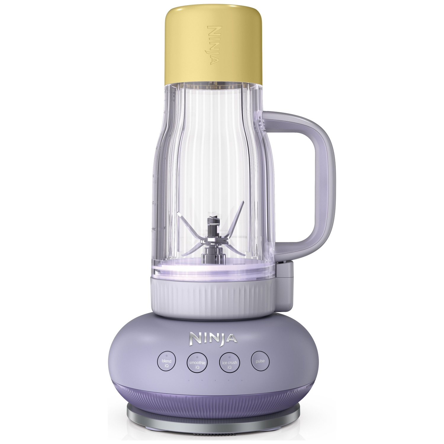 Un blender Ninja avec base violette, tasse transparente à anse, lames et couvercle jaune sur fond blanc.