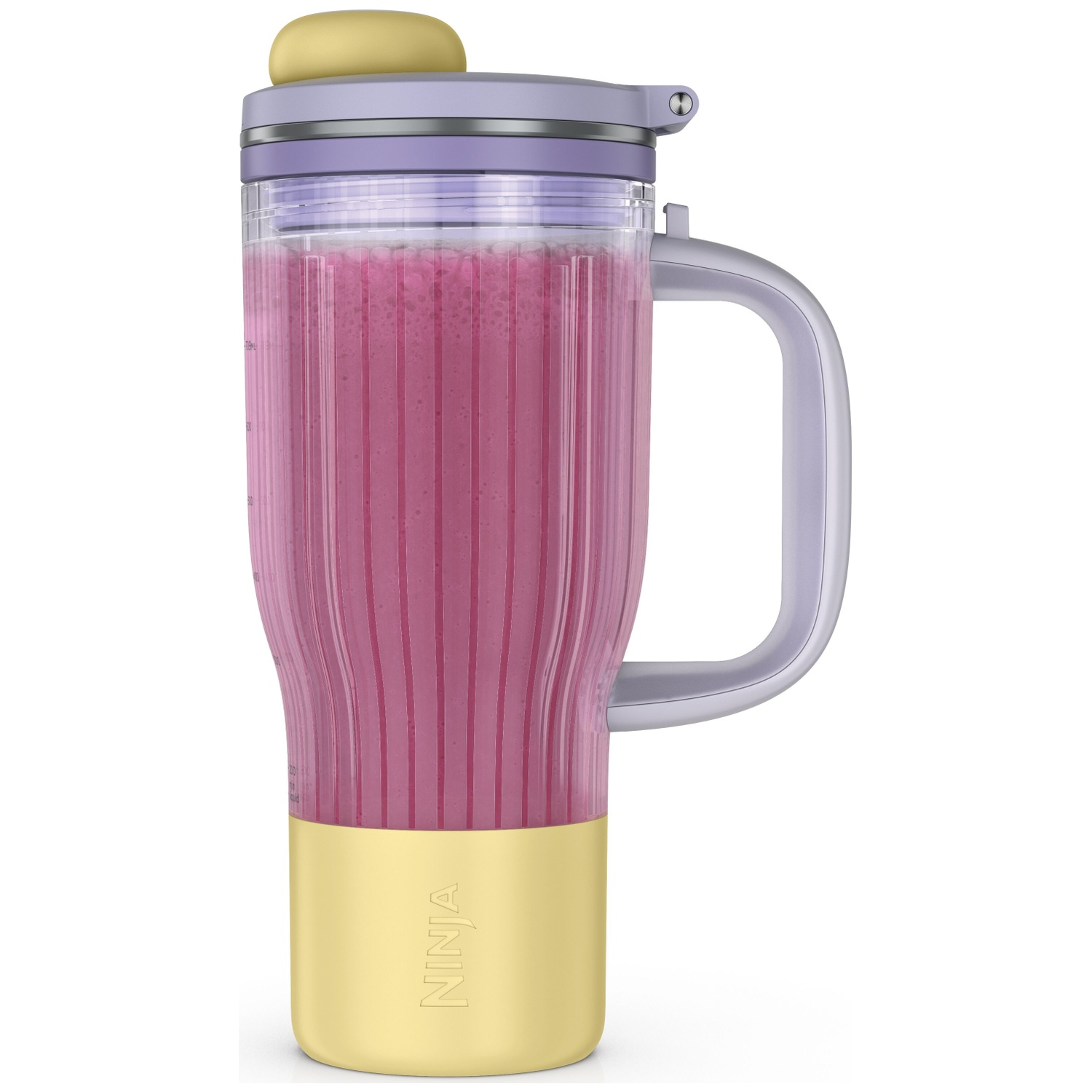 Un gobelet de blender Ninja violet avec du contenu rose, une base et un couvercle jaunes sur fond blanc.