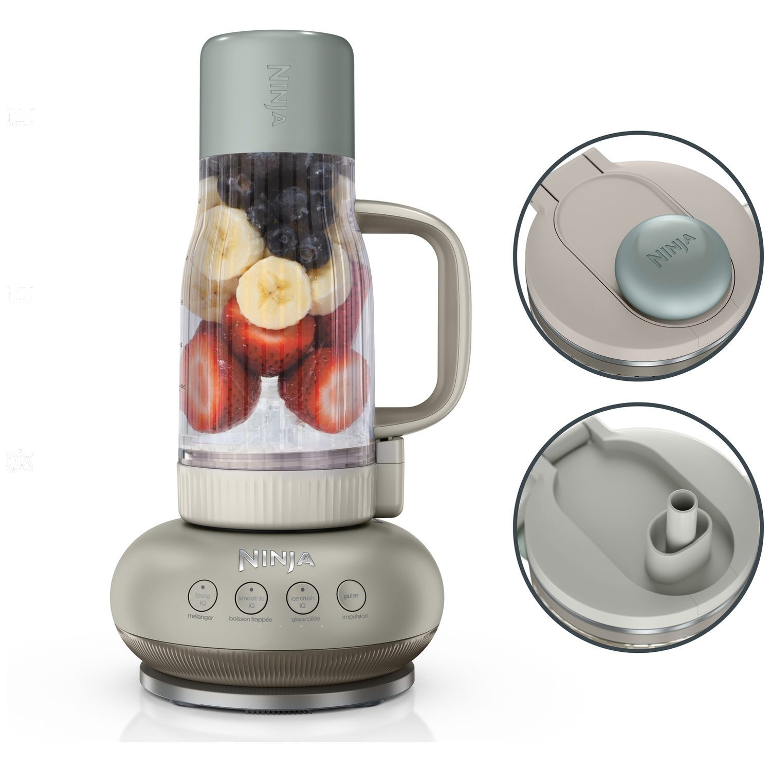 Un blender Ninja beige contenant des fraises, des bananes et des myrtilles, avec deux vues circulaires du couvercle.