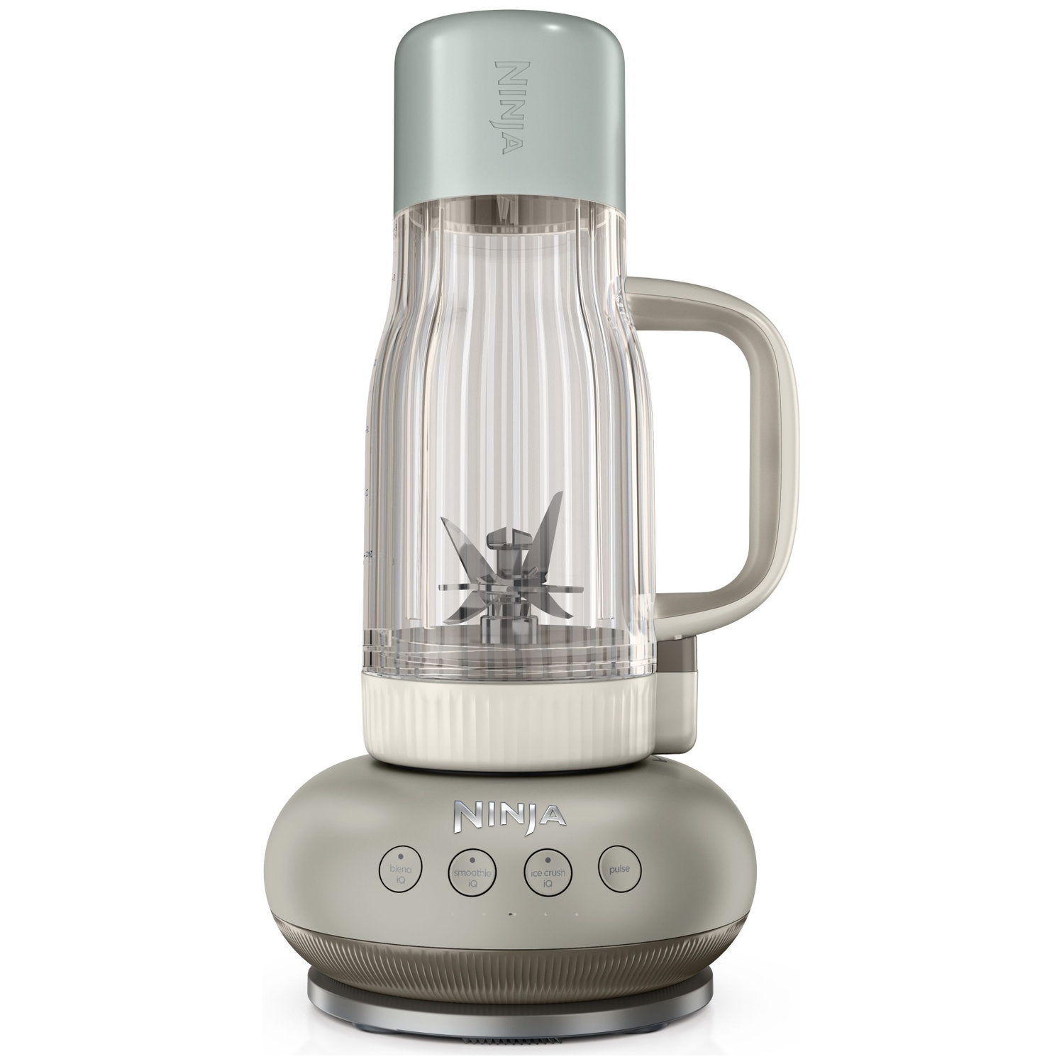 Un blender Ninja gris avec un récipient transparent et des lames argentées sur fond blanc.